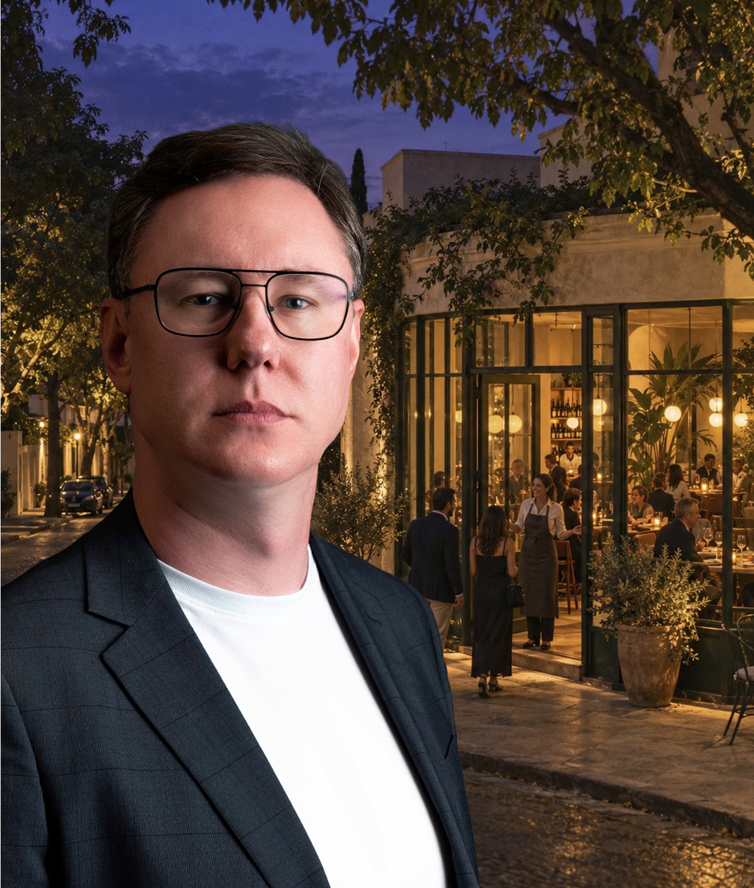 Hugo Hoch, Co-Fundador da AlgoritmUX, em frente a um negócio local movimentado